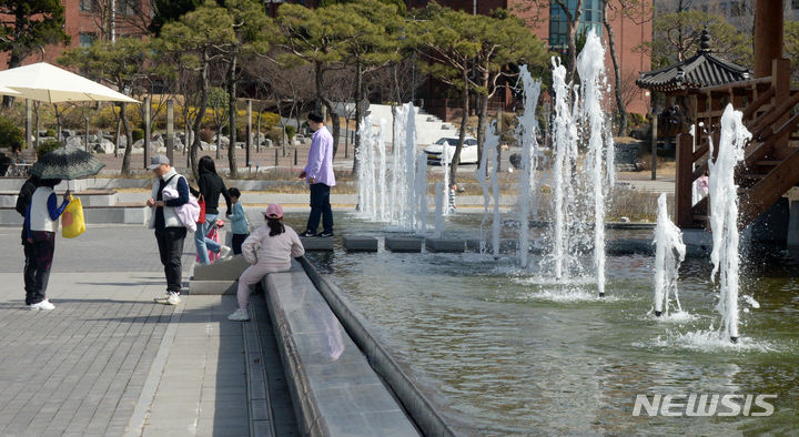 [전주=뉴시스] 김얼 기자 = 전북대학교 분수대를 찾은 시민들이 시원한 물줄기를 바라보며 여유를 만끽하고 있다. 2024.03.23. pmkeul@newsis.com