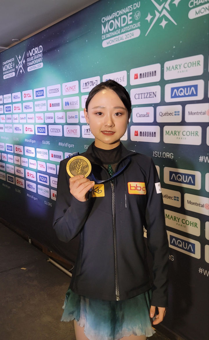 [서울=뉴시스] 김진아 기자 = 김채연이 23일(한국시각) 캐나다 몬트리올의 벨 센터에서 열린 2024 국제빙상경기연맹(ISU) 피겨스케이팅 세계선수권대회에서 동메달을 차치한 후 기념촬영을 하고 있다. 김채연은 대회 여자 싱글 프리스케이팅에서 기술점수(TES) 72.81점, 예술점수(PCS) 63.87점, 합계 136.68점을 받았다. 앞서 쇼트프로그램에서 66.91점을 기록했던 김채연은 최종 총점 203.59점으로 3위에 올랐다. (사진=대한빙상경기연맹 제공)2024.03.23. photo@newsis.com *재판매 및 DB 금지