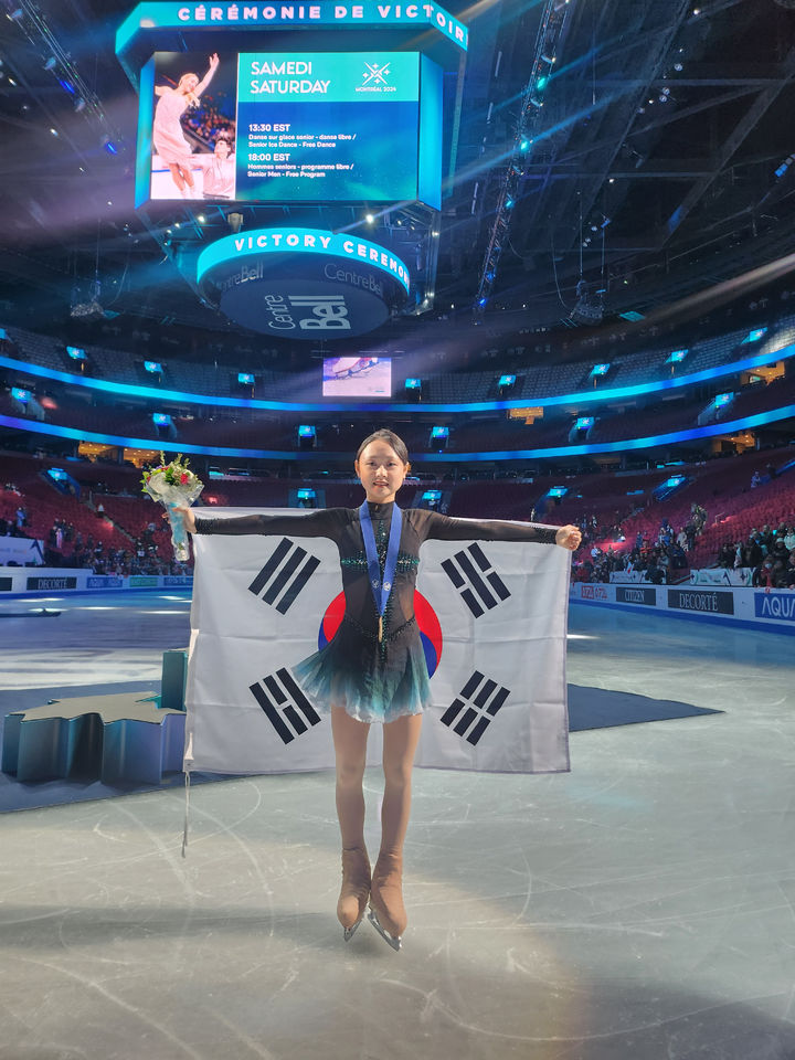 [서울=뉴시스] 김진아 기자 = 김채연이 23일(한국시각) 캐나다 몬트리올의 벨 센터에서 열린 2024 국제빙상경기연맹(ISU) 피겨스케이팅 세계선수권대회에서 동메달을 차치한 후 기념촬영을 하고 있다. 김채연은 대회 여자 싱글 프리스케이팅에서 기술점수(TES) 72.81점, 예술점수(PCS) 63.87점, 합계 136.68점을 받았다. 앞서 쇼트프로그램에서 66.91점을 기록했던 김채연은 최종 총점 203.59점으로 3위에 올랐다. (사진=대한빙상경기연맹 제공)2024.03.23. photo@newsis.com *재판매 및 DB 금지