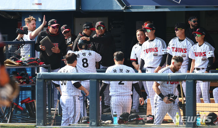 [서울=뉴시스] 김근수 기자 = 23일 서울 송파구 잠실야구장에서 열린 2024 신한은행 SOL KBO리그 LG트윈스 대 한화이글스의 개막전 경기, 4회말 2사 주자 1,3루 상황에서 LG 박해민의 1루타로 3루주자 문성주가 득점한 뒤 덕아웃에서 선수들과 기뻐하고 있다. 2024.03.23. ks@newsis.com