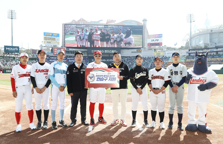 [서울=뉴시스] 추신수 생수 판매 수익금 기부(사진=SSG 랜더스 제공) *재판매 및 DB 금지