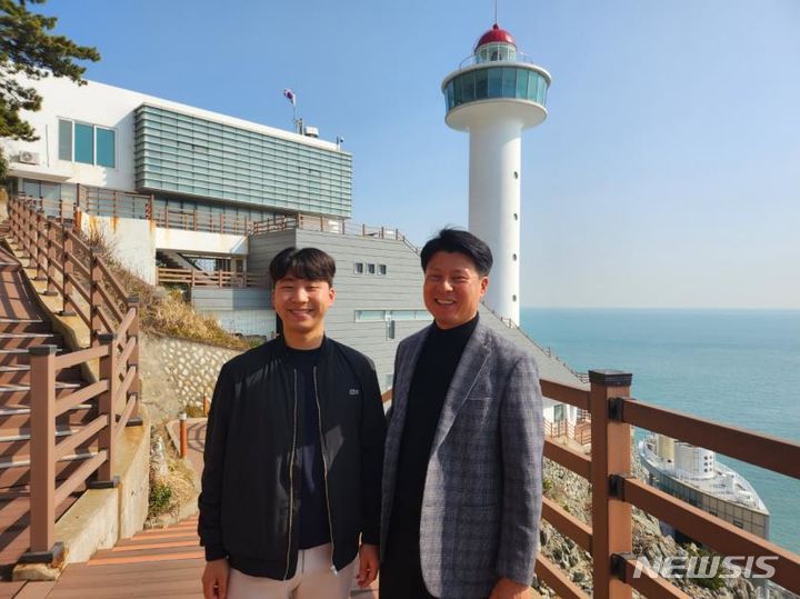 [서울=뉴시스] 3, 4대인 김대현, 김성언 부자의 모습. (사진=국토교통부 제공)