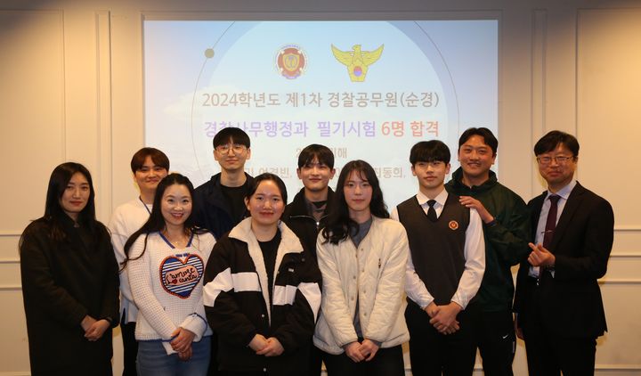 [수원=뉴시스] 경기 수원 삼일공업고등학교 경찰사무행정과 김도영·여경빈·오미해·이준성·정연우·최동희 등 6명 학생이 '2024년 경찰공무원 공채 1차 시험'에 합격한 뒤 축하받고 있다. (사진=삼일공업고등학교 제공) 2024.03.25. photo@newsis.com *재판매 및 DB 금지