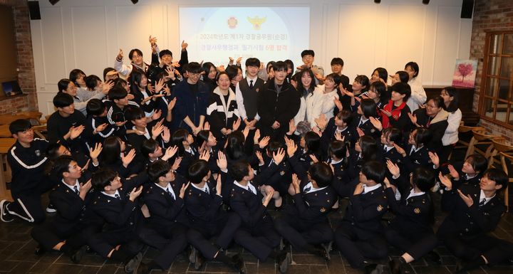 [수원=뉴시스] 경기 수원 삼일공업고등학교 경찰사무행정과 김도영·여경빈·오미해·이준성·정연우·최동희 등 6명 학생이 '2024년 경찰공무원 공채 1차 시험'에 합격한 뒤 축하받고 있다. (사진=삼일공업고등학교 제공) 2024.03.25. photo@newsis.com *재판매 및 DB 금지