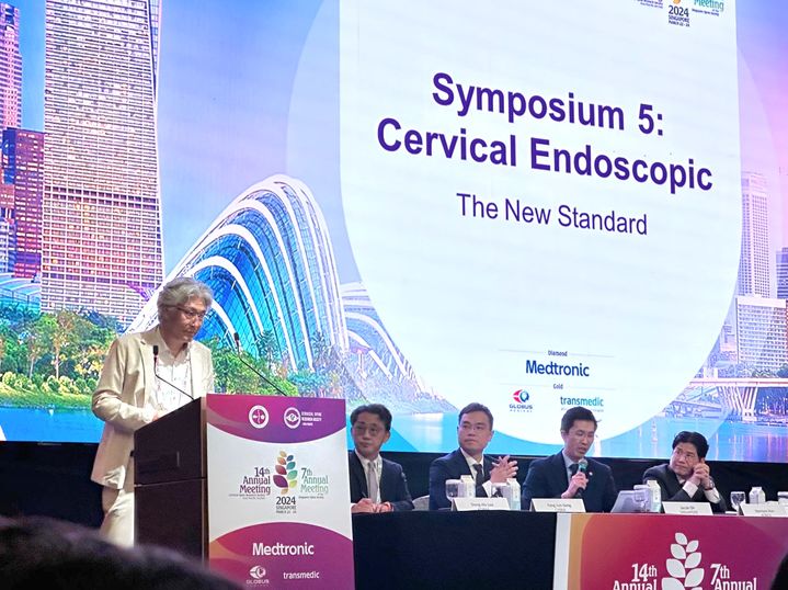 [대전=뉴시스] 대전우리병원 박철웅 원장이 최근 싱가포르에서 열린 '2024 아시아태평양 경추연구학회 제14차 연례 총학회 및 제7차 싱가포르 척추학회 연례회의'에 초청받아 강연과 커대바 워크숍을 진행했다.(사진=대전우리병원 제공) 2024.03.24. photo@newsis.com *재판매 및 DB 금지