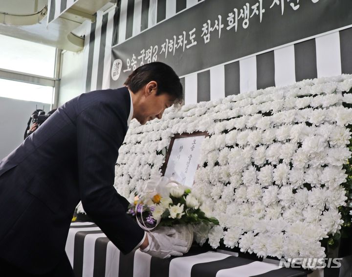 [청주=뉴시스] 이도근 기자 = 조국 조국혁신당 대표가 24일 충북 청주시청 임시청사에 마련된 오송참사합동분향소에서 헌화하고 있다. 2024.03.24. nulha@newsis.com