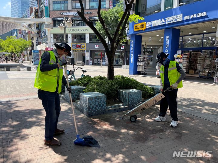 [안양=뉴시스] 도로 껍딱지 제거 현장. (사진 안양시 동안구청 제공). 2024.03.24. photo@newsis.com