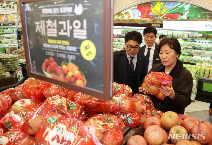 [서울=뉴시스] 고승민 기자 = 송미령 농림축산식품부 장관이 24일 서울의 한 대형마트 농산물 코너를 찾아 물가를 점검하고 있다. 2024.03.24. kkssmm99@newsis.com