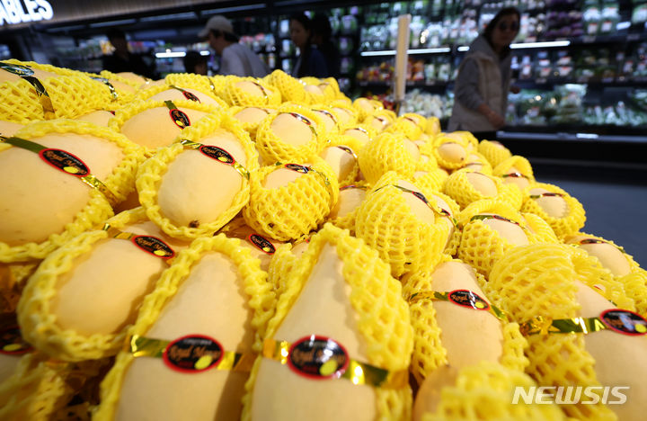 [서울=뉴시스] 홍효식 기자 = 24일 서울 시내 한 대형마트에서 시민들이 수입 과일을 구입하고 있다. 정부가 사과 등 과일값이 급등하자 오렌지, 바나나, 망고 등 수입 과일에 할당관세를 적용한 영향으로 매출이 대폭 늘었다. 2024.03.24. yesphoto@newsis.com