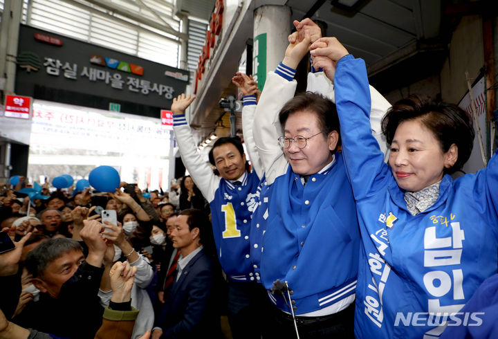 [서울=뉴시스] 이영환 기자 = 이재명 더불어민주당 대표가 24일 서울 송파구 잠실 새마을전통시장을 방문해 조재희(송파갑)·송기호(송파을)·남인순(송파병)  후보와 함께 인사를 하고 있다. (공동취재) 2024.03.24. photo@newsis.com