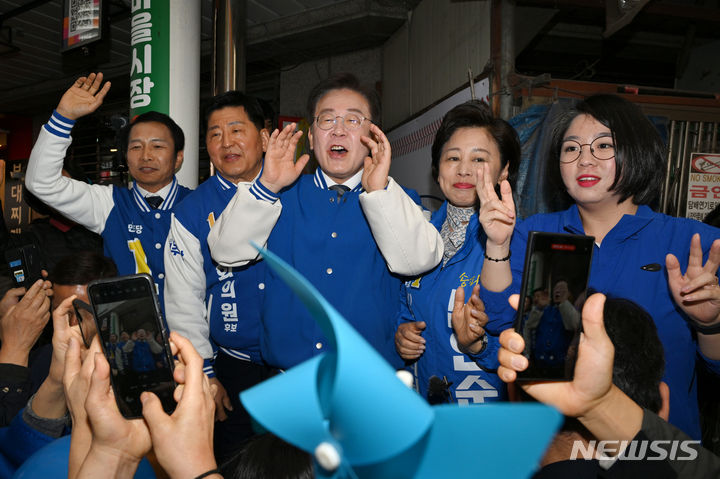 [서울=뉴시스] 이영환 기자 = 이재명 더불어민주당 대표가 24일 서울 송파구 잠실 새마을전통시장을 방문해 조재희(송파갑)·송기호(송파을)·남인순(송파병) 후보, 용혜인 더불어민주연합 공동상임선거대책위원장과 함께 인사를 하고 있다. (공동취재) 2024.03.24. photo@newsis.com