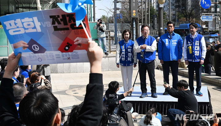 [서울=뉴시스] 이영환 기자 = 이재명 더불어민주당 대표가 24일 오후 서울 강남구 수서역 인근을 방문해 시민들을 향해 발언하고 있다. 왼쪽부터 박경미 강남구병 후보, 이 대표, 강청희 강남구을, 김태형 강남구갑 후보. (공동취재) 2024.03.24. photo@newsis.com