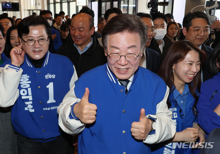 [서울=뉴시스] 이영환 기자 = 이재명 더불어민주당 대표가 24일 오후 서울 서초구 서울고속버스터미널을 방문해 김한나 서초갑 후보, 홍익표 서초을 후보와 함께 시민들에게 인사하고 있다. (공동취재) 2024.03.24. photo@newsis.com