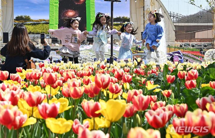 [용인=뉴시스] 김종택기자 = 휴일인 24일 경기도 용인시 에버랜드 포시즌스 가든을 찾은 어린이들이 활짝 핀 튤립 속에서 추억을 남기고 있다. 2024.03.24. jtk@newsis.com