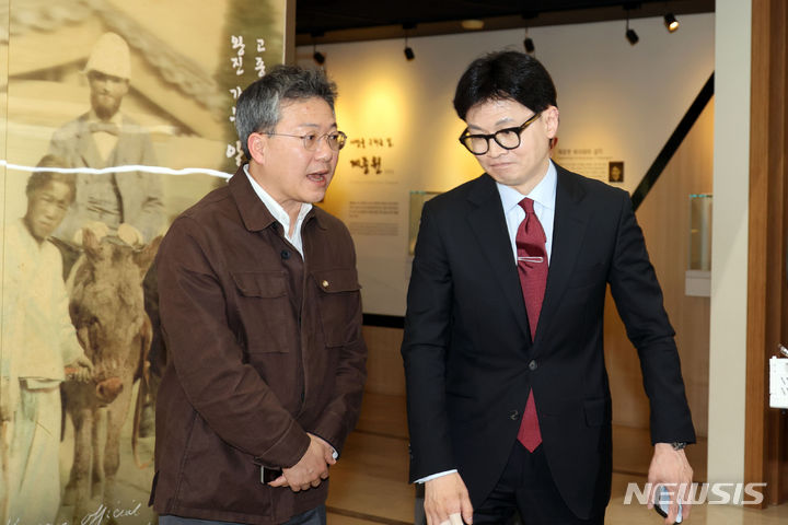 [서울=뉴시스] 이영환 기자 = 한동훈 국민의힘 비상대책위원장이 24일 서울 서대문구 신촌 세브란스병원에서 열린 전국의대교수협의회 회장단 간담회를 마친 후 이동하고 있다. (공동취재) 2024.03.24. photo@newsis.com