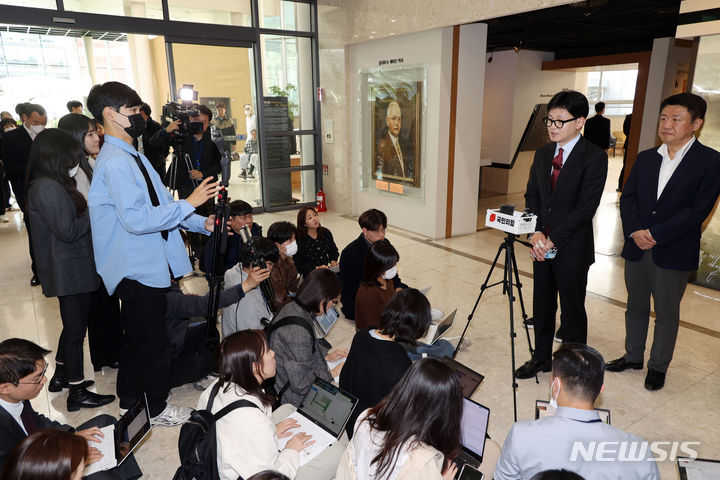 [서울=뉴시스] 이영환 기자 = 한동훈 국민의힘 비상대책위원장이 24일 서울 서대문구 신촌 세브란스병원에서 열린 전국의대교수협의회 회장단 간담회를 마친 후 취재진의 질문에 답하고 있다. (공동취재) 2024.03.24. photo@newsis.com