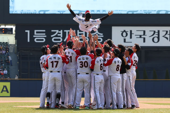 [서울=뉴시스] 정병혁 기자 = 24일 서울 송파구 잠실야구장에서 열린 2024 신한 SOL 뱅크 KBO리그 공식 개막전 한화 이글스와 LG 트윈스의 경기에 앞서 열린 LG 정주현 은퇴식에서 정주현이 선수들에게 헹가래를 받고 있다.(사진=LG 트윈스 제공) 2024.03.24. photo@newsis.com *재판매 및 DB 금지