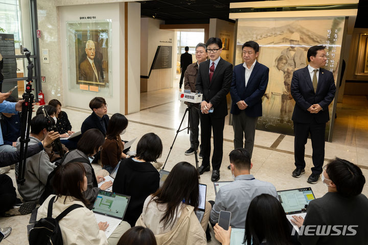 [서울=뉴시스] 이영환 기자 = 한동훈 국민의힘 비상대책위원장이 24일 서울 서대문구 신촌 세브란스병원에서 열린 전국의대교수협의회 회장단 간담회를 마친 후 취재진의 질문에 답하고 있다. (공동취재) 2024.03.24. photo@newsis.com