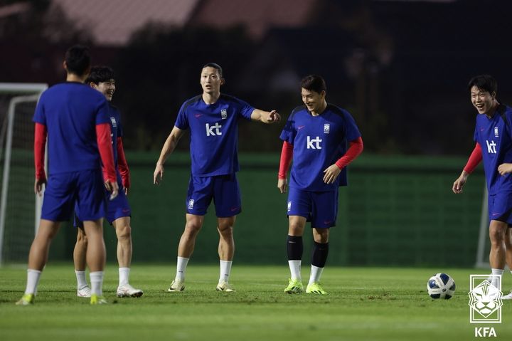 [서울=뉴시스] 정병혁 기자 = 24일 태국 방콕 윈드밀 풋볼클럽에서 2026 북중미 월드컵 아시아 지역 2차 예선 C조 4차전 태국과의 경기를 앞둔 대한민국 축구대표팀 조규성과 주민규가 훈련을 하고 있다.(사진=대한축구협회 제공) 2024.03.24. photo@newsis.com *재판매 및 DB 금지