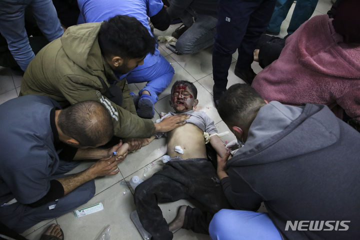[라파(가자지구)=AP/뉴시스]이스라엘군의 포격으로 부상한 한 팔레스타인 어린이가 지난달 24일 가자지구 라파의 한 병원에서 치료를 기다리고 있다. 2024.04.04.