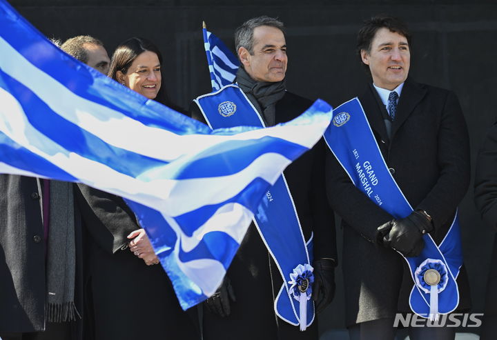 [몬트리올=AP/뉴시스]그리스가 국제통화기금(IMF) 구제금융 부채 일부를 조기 상환하기로 결정했다. 그리스는 2008년 글로벌 금융위기 여파로 2010년 유로존 위기가 부상하면서 재정위기에 처한 바 있다. 유럽 경제 위기의 직격탄을 맞아 석고붕대라는 뜻의 '깁스(GIPS, 그리스·이탈리아·포르투갈·스페인)'로 불렸다. 사진은 쥐스탱 트뤼도(오른쪽) 캐나다 총리가 키리아코스 미초타키스 그리스 총리와 함께 지난 3월24일(현지시각) 캐나다 몬트리올에서 열린 그리스 독립기념일 퍼레이드에 참석한 모습. 2024.11.19.