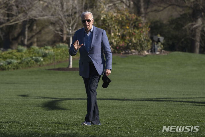 [워싱턴=AP/뉴시스]조 바이든 미국 대통령의 나이든 걸음걸이에서 시선을 돌리기 위해 헬기 탑승·하차 시 백악관 참모들이 동행하고 있다고 미국 언론 액시오스가 26일(현지시각) 보도했다. 사진은 바이든 대통령이 지난달 24일 전용 헬리콥터 마린 원에서 내린 후 혼자 걸어가며 손을 흔드는 모습. 2024.04.27.