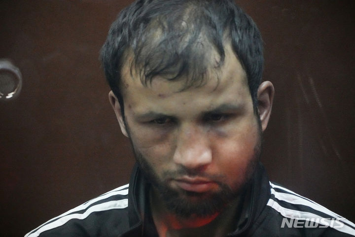 [모스크바=AP/뉴시스] 22일 발생한 러시아 모스크바 북서부 크로커스 시티홀 공연장 테러 용의자 중 한 명인 샴시딘 파리두니가 24일(현지시각) 모스크바 법원에 출석한 모습. 2024.03.24.