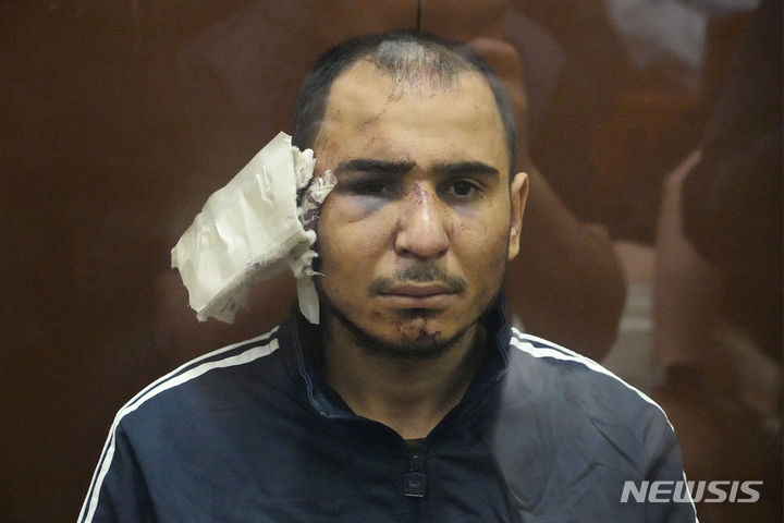 [모스크바=AP/뉴시스] 22일 발생한 러시아 모스크바 북서부 크로커스 시티홀 공연장 테러 용의자 중 한 명인 사이다크라미 라차발리조다가 24일(현지시각) 모스크바 법원에 출석한 모습. 2024.03.24.