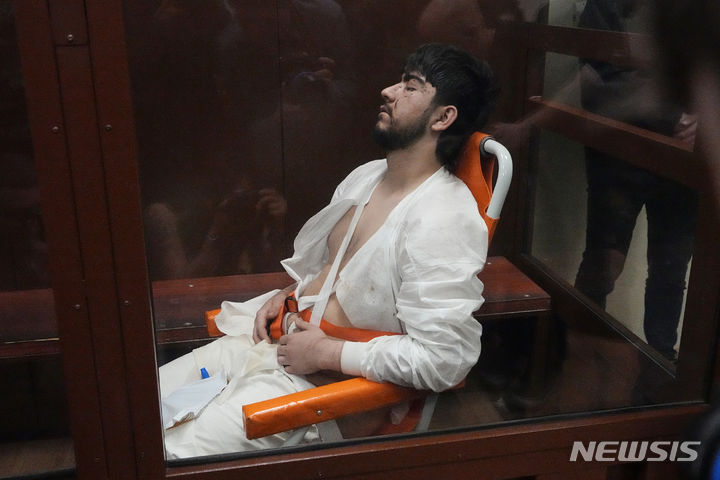 [모스크바=AP/뉴시스]22일 발생한 러시아 모스크바 북서부 크로커스 시티홀 공연장 테러 용의자 중 한 명인 무함마드소비르 파이조프가 24일(현지시각) 모스크바 법원에 출석한 모습. 2024.03.24.