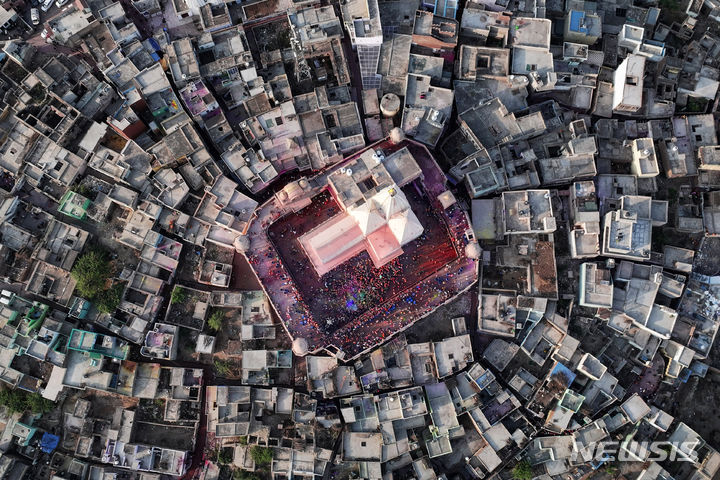 [뉴델리=AP/뉴시스] 19일(현지시각) 인도 뉴델리 난드고안 마을의 난다그램 사원에서 홀리 축제가 열리고 있다. 2024.03.26.