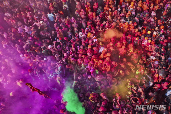 [뉴델리=AP/뉴시스] 19일(현지시각) 인도 뉴델리 난드고안 마을의 난다그램 사원에서 홀리 축제가 열리고 있다. 2024.03.26.