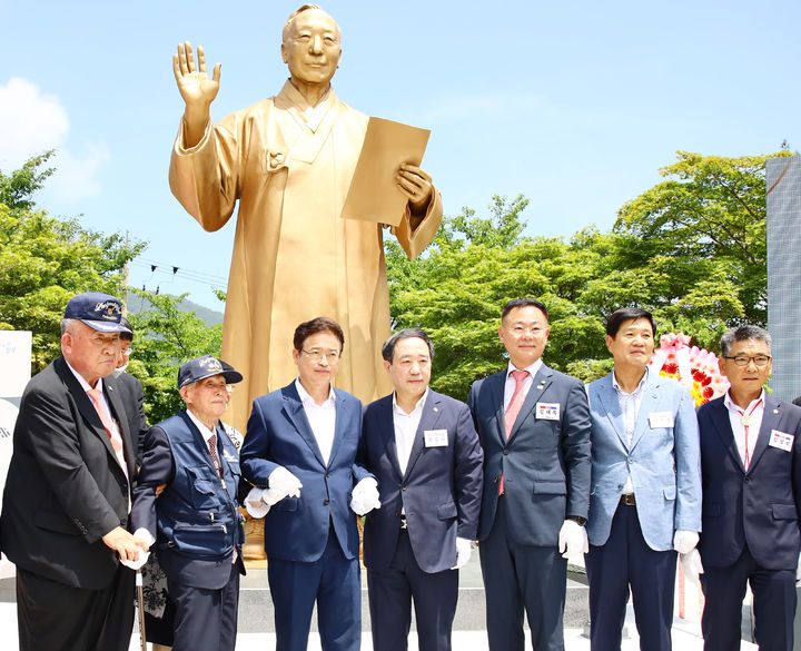 김재욱(오른쪽 세번째) 군수가 이승만 전 대통령 동상 제막식에 참석한 이철우 경북도지사 등 내빈들과 기념사진을 찍고 있다 (사진=칠곡군 제공) *재판매 및 DB 금지