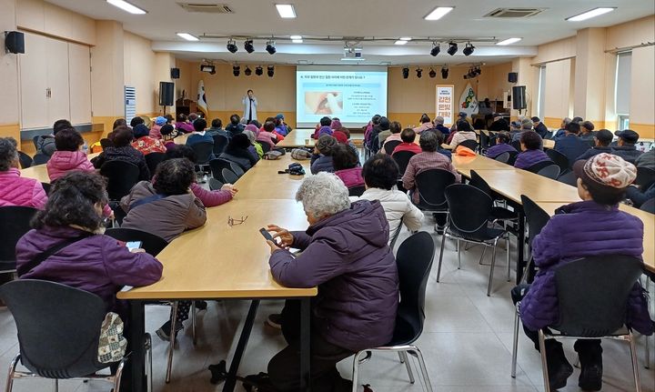 [홍성=뉴시스] 찾아가는 어르신 맞춤형 보건교육. (사진=횡성군 제공) 2024.03.25. photo@newsis.com *재판매 및 DB 금지