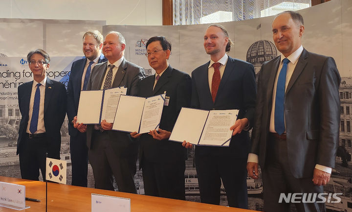 [완주=뉴시스]윤난슬 기자 = 이홍기 우석대 수소연료전지 지역혁신센터(RIC) 소장 일행은 최근 체코 산업통상부에서 유럽 수소 네트워크 확대와 전방위적 협력을 위해 'SZU·체코수소협회(HYTEP)'와 3자 간 업무협약을 체결했다고 25일 밝혔다.(사진=우석대 제공) 