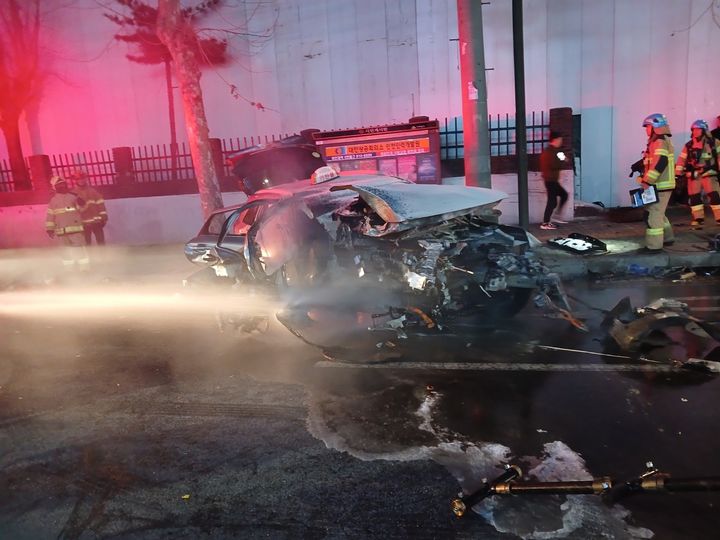 [인천=뉴시스] 김동영 기자 = 24일 오후 인천 미추홀구 승학사거리에서 주행 중이던 택시가 신호등을 들이받고 화재가 발생해 소방당국이 진화작업을 벌이고 있다. (사진=인천소방본부 제공) *재판매 및 DB 금지