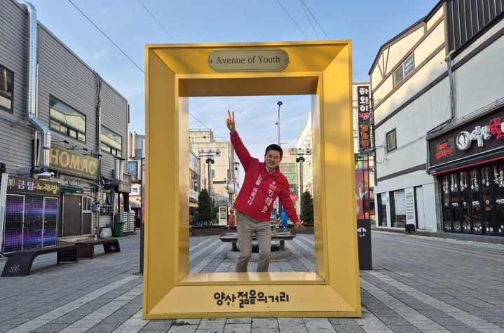 [양산=뉴시스] 양산을 선거구에 출마한 국민의힘 김태호 후보가 양산시 양주동 젊음의 거리를 둘러보고 있다. (사진= 김태호 후보 선거사무실 제공) 2024.03.25. photo@newsis.com *재판매 및 DB 금지
