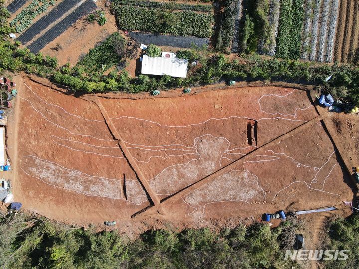 [고성=뉴시스]국가유산으로 지정예고된 경남 '고성 동외동 유적' 환호 모습.(사진=경남도 제공)2024.03.25. photo@newsis.com