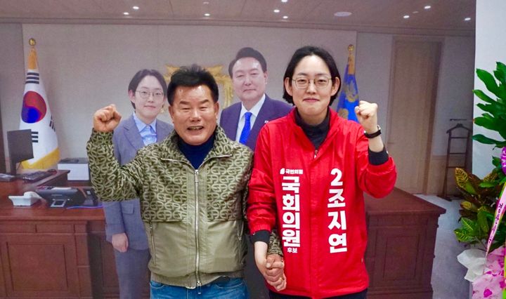 승리를 다짐하는 국민의힘 조지연 후보와 선거대책위원장을 맡은 배한철 경북도의회 의장 *재판매 및 DB 금지