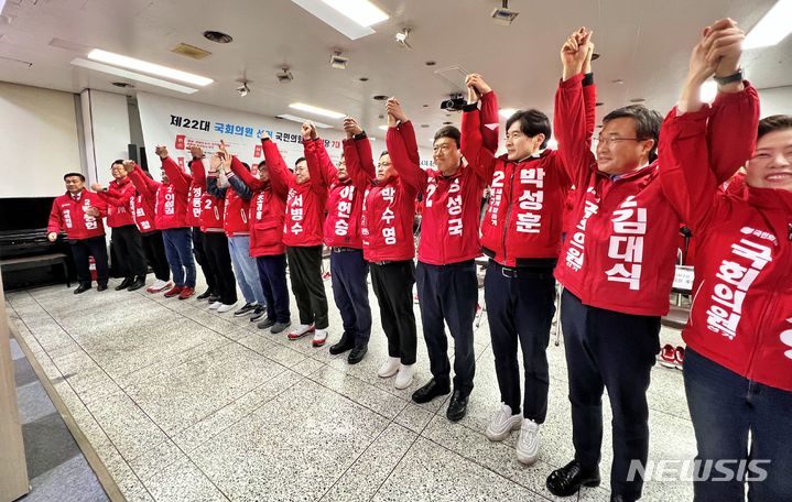 [부산=뉴시스] 원동화 기자 = 국민의힘 부산시당이 25일 부산 수영구의 부산시당사에서 부산 선거대책위원회 출범식을 개최했다. 부산 지역에 출마한 후보들이 손을 들어 보이고 있다. 2024.03.25. dhwon@newsis.com