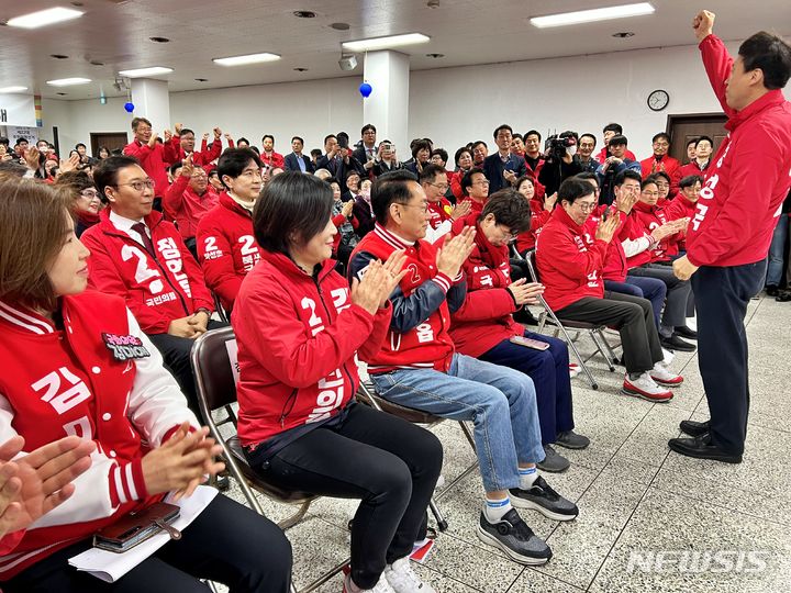 [부산=뉴시스] 원동화 기자 = 국민의힘 부산시당이 25일 부산 수영구의 부산시당사에서 부산 선거대책위원회 출범식을 개최했다. 정성국 부산진구갑 후보가 당원들과 지지자들에게 인사를 하고 있다. 2024.03.25. dhwon@newsis.com