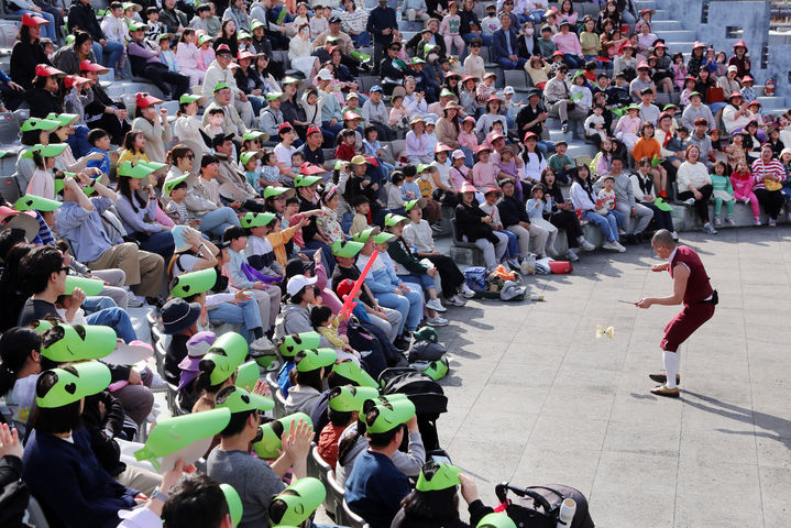 [밀양=뉴시스] 밀양아리나 성벽극장에서 개막 퍼포먼스 마린보이의 나홀로 서커스 공연이 펼쳐지고 있다. (사진=밀양시 제공) 2024.03.25. photo@newsis.com *재판매 및 DB 금지