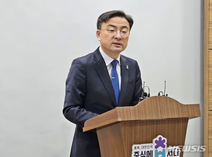 [청주=뉴시스] 이도근 기자= 신장식 조국혁신당 비례대표 후보가 25일 충북도청 브리핑룸에서 기자회견을 열고 충북도민과 청주시민의 지지를 호소하고 있다. 2024.3.25. nulha@newsis.com