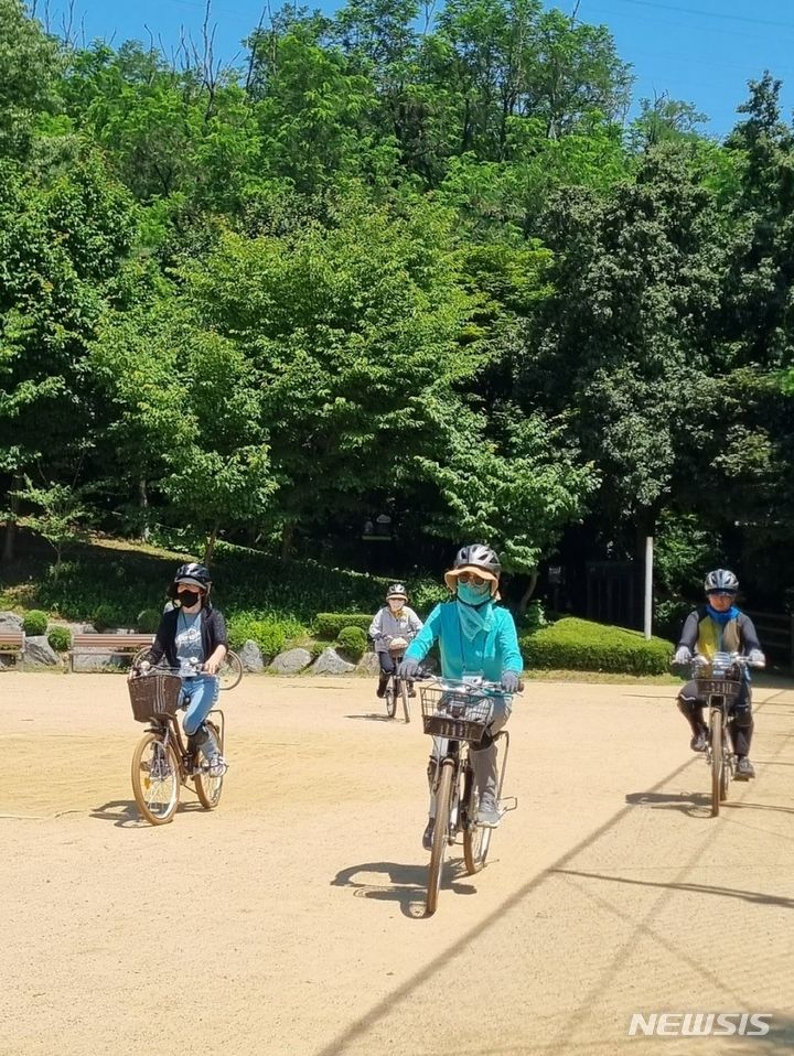 [서울=뉴시스]서울 은평구는 자전거 초보자에게 안전한 주행 방법을 무료로 알려주는 '은평구민 자전거 교실을 개강한다고 25일 밝혔다. (사진=은평구 제공). 2024.03.25. photo@newsis.com 