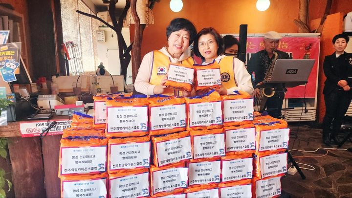 전북 전주희망라이온스클럽은 전주시 효자4동 관내 가마돈음식점에서 경로당 어르신 중식 제공에 사랑의 배식봉사를 실시했다고 25일 밝혔다. *재판매 및 DB 금지