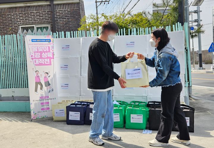 [창녕=뉴시스] 학교 밖 청소년에게 급식 꾸러미를 전달하고 있다. (사진=창녕군 제공) 2024.03.25. photo@newsis.com *재판매 및 DB 금지