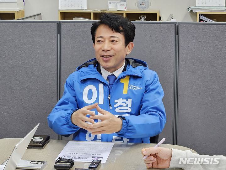[청주=뉴시스] 이도근 기자= 더불어민주당 충북 청주상당 이강일 후보가 25일 충북도청에서 기자들과 만나 국민의힘 김경율 비대위원이 SNS를 통해 제기한 '갭투기 의혹'에 대한 입장을 밝히고 있다. 2024.3.25. nulha@newsis.com