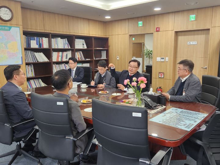 [창원=뉴시스] 홍남표 경남 창원시장이 25일 정병선 한국과학기술기획평가원장과 차세대 첨단 복합빔 조사시설 구축 사업과 관련해 면담을 하고 있다. (사진=창원시청 제공). 2024.03.25. photo@newsis.com *재판매 및 DB 금지