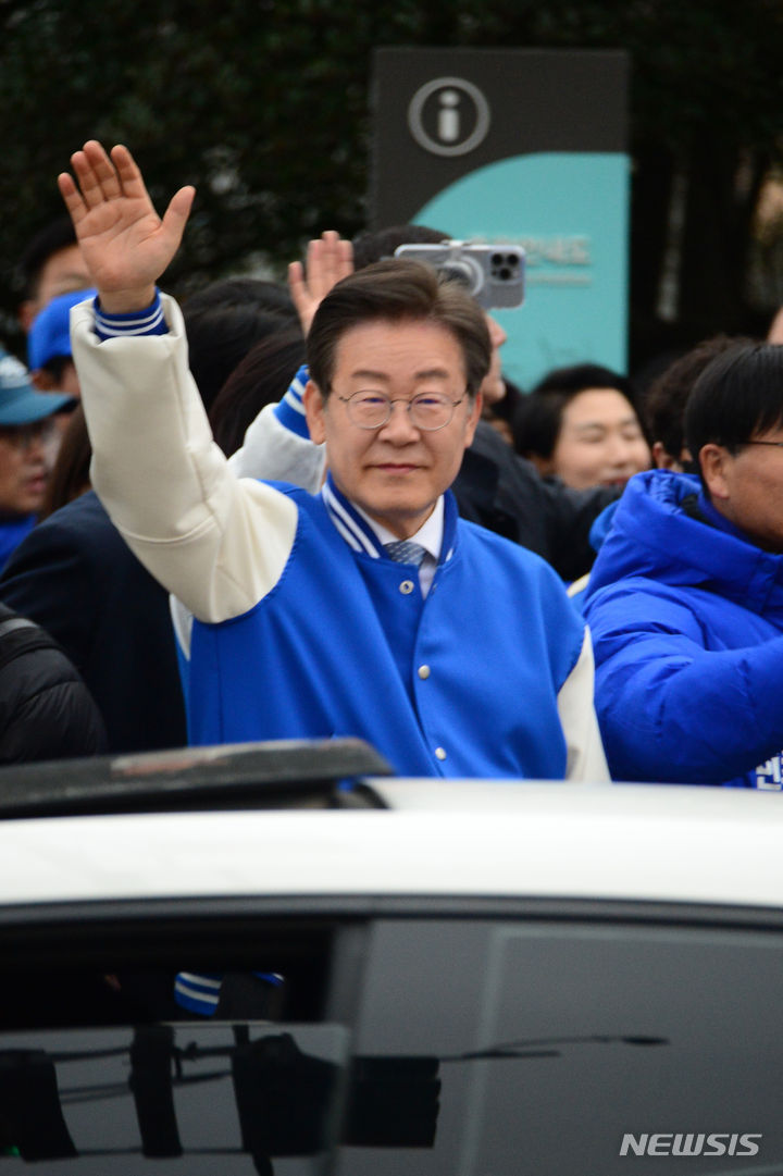 [거제=뉴시스] 차용현 기자 = 25일 오전 더불어민주당 이재명 대표가 경남 거제시 삼성중공업 앞 도로에서 출근길 인사를 하고 있다. 2024.03.25.con@newsis.com