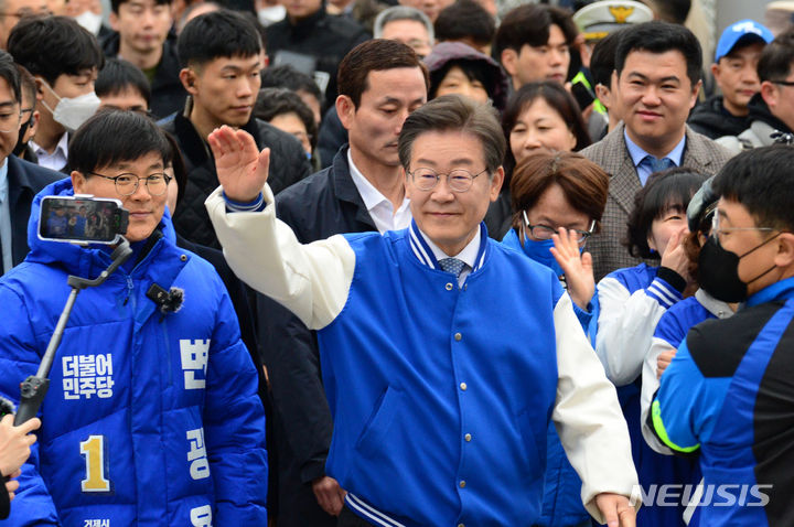 [거제=뉴시스] 차용현 기자 = 25일 오전 경남 거제시 삼성중공업 앞 도로에서 출근길 인사를 마친 더불어민주당 이재명 대표가 다음 장소로 이동하고 있다. 2024.03.25.con@newsis.com