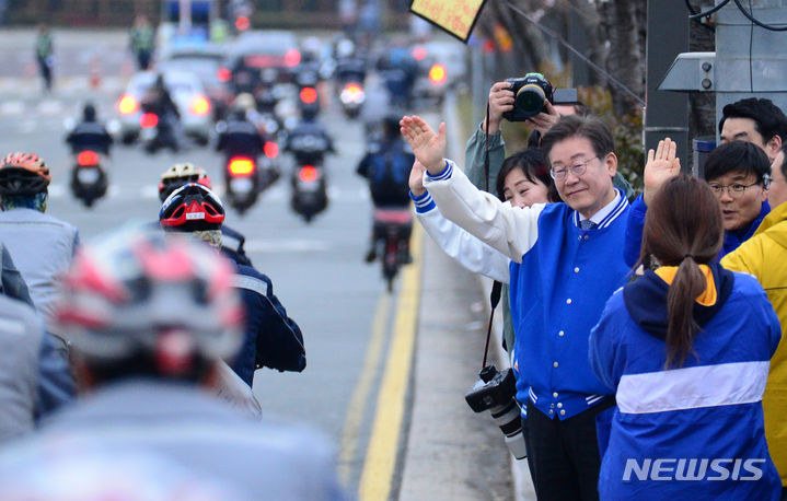 [거제=뉴시스] 차용현 기자 = 25일 오전 더불어민주당 이재명 대표가 경남 거제시 삼성중공업 앞 도로에서 출근길 인사를 하고 있다. 2024.03.25.con@newsis.com